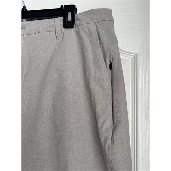 Vuori Aim Men's Chino Performance Shorts Tan Sz 38 8" Inseam Style V368 Beige - Picture 2 of 6